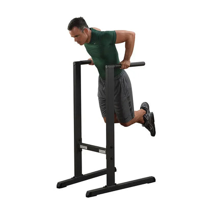 Mann trainiert an einer Fitness-Kraftstation mit Dip-Bar für Homegym und Studio