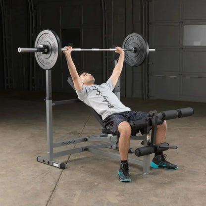 Mann trainiert Bankdrücken auf Hantelbank mit Barbell im Homegym – Fitness-Kraftgerät