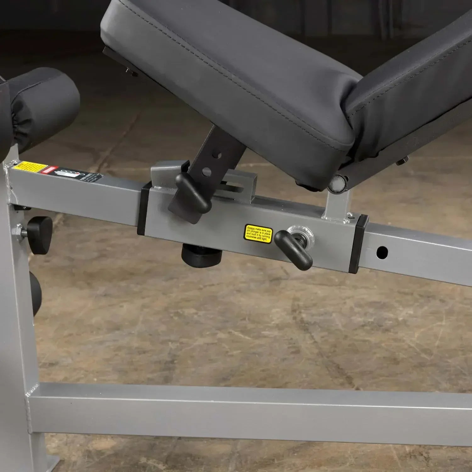 Verstellbare Hantelbank mit robustem Metallgestell für Homegym & Studio-Training