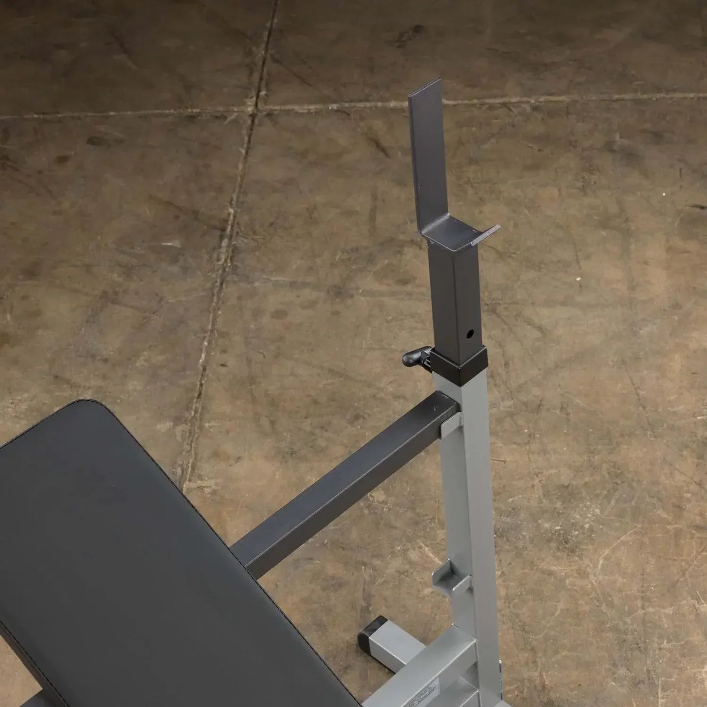Hantelbank mit verstellbarem Ständer für Krafttraining im Homegym oder Studio