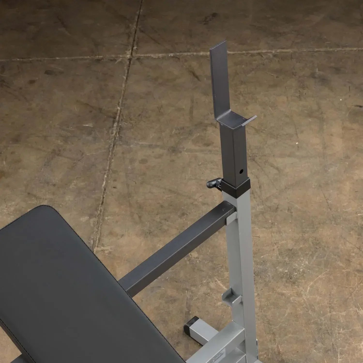 Hantelbank mit verstellbarem Ständer für Krafttraining im Homegym oder Studio