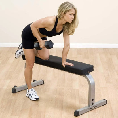Frau trainiert mit Hanteln auf Hantelbank für Homegym und Fitnessstudio