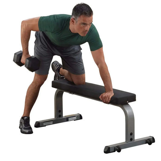 Mann trainiert mit Hanteln auf Hantelbank für Homegym & Studio, Kraftsport Equipment