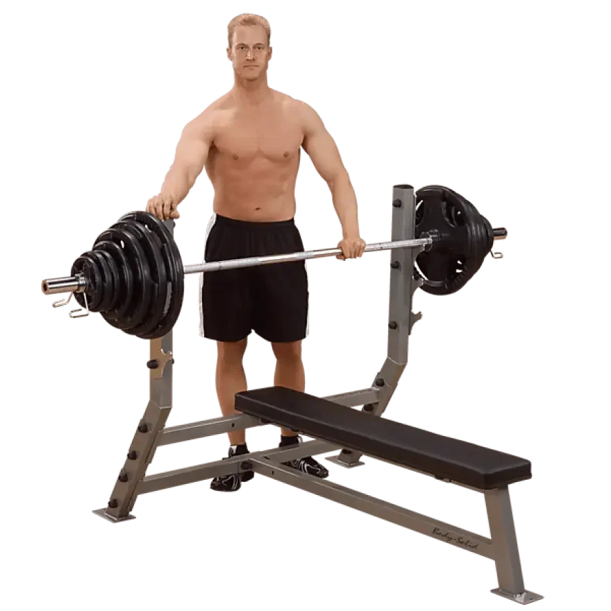 Muskulöser Mann mit Langhantel vor Hantelbank – ideales Krafttraining Equipment für Homegym & Studio