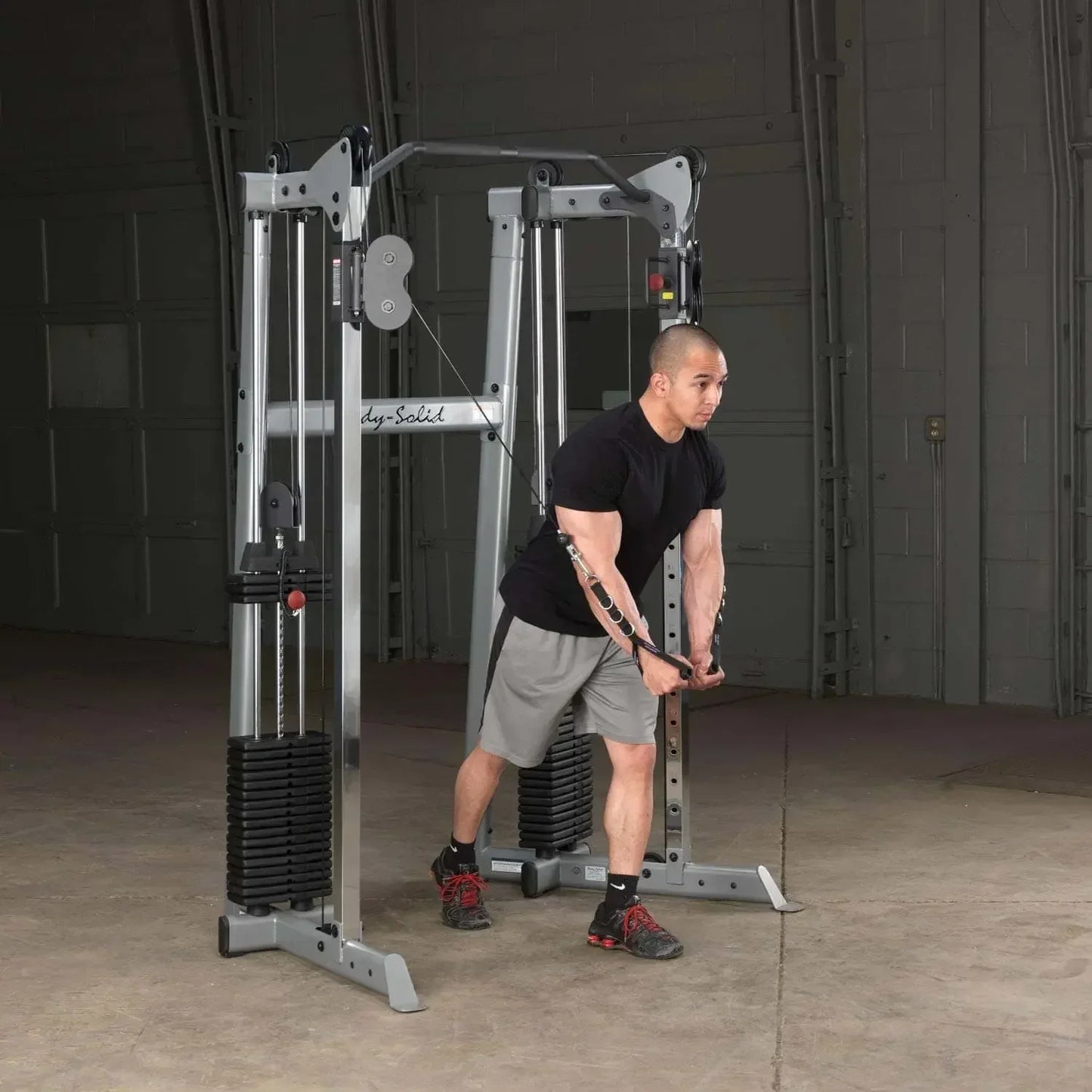 Mann trainiert mit Kraftstation im Homegym – Fitnessgeräte für Kraftsport & Bodybuilding