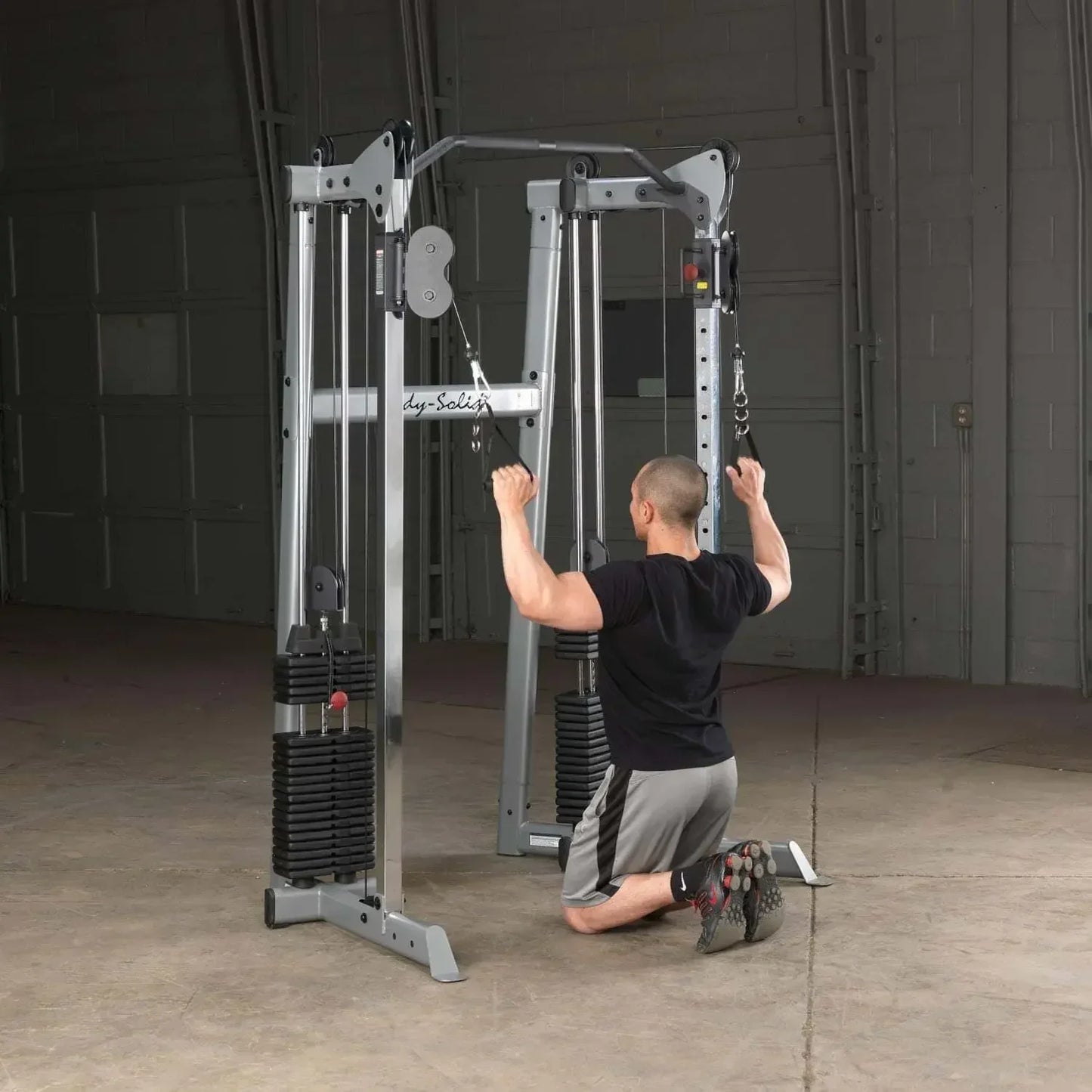 Mann trainiert an Kraftstation mit Kabelzug im Homegym, Fitness-Kraftgeräte für effektives Training