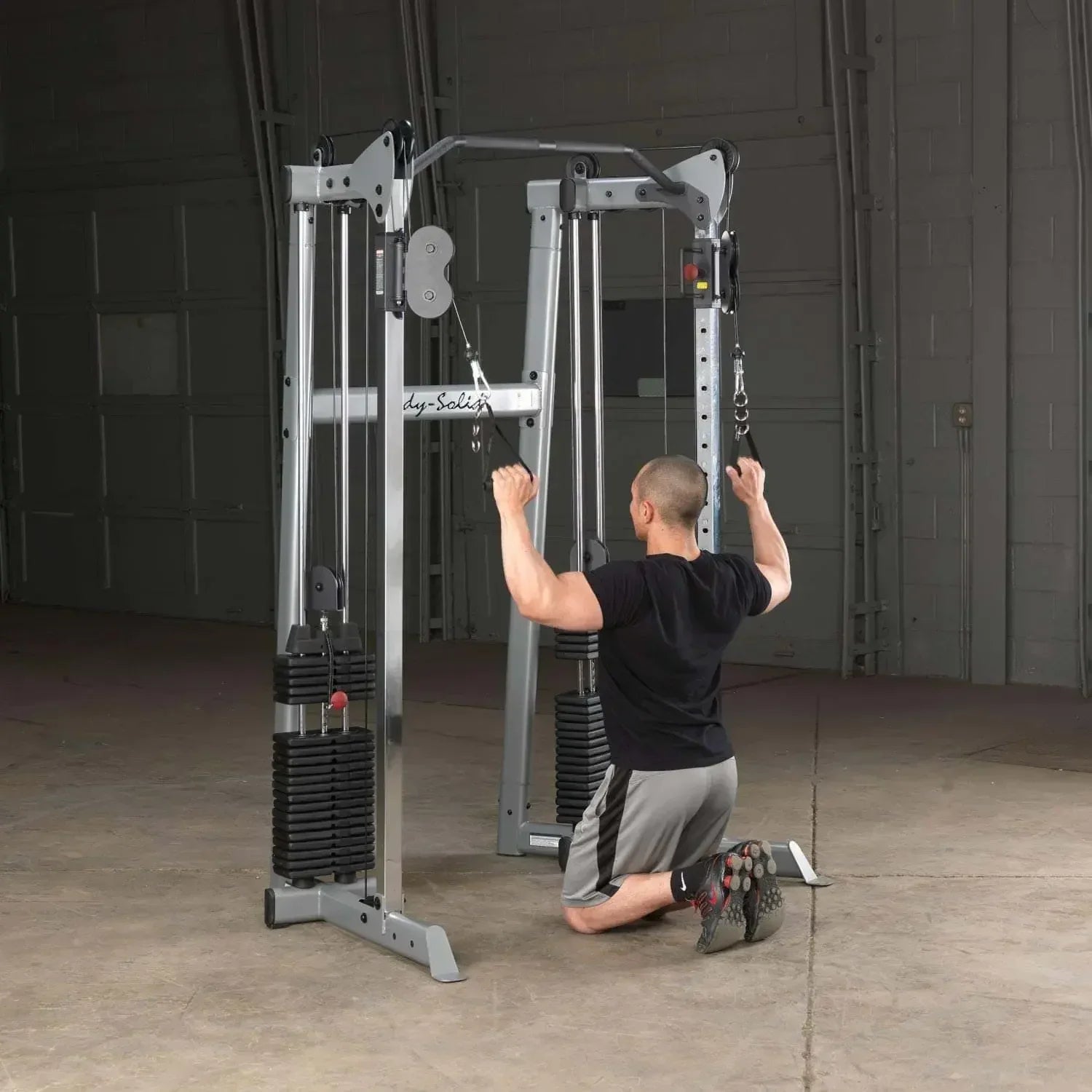 Mann trainiert an Kraftstation mit Kabelzug im Homegym, Fitness-Kraftgeräte für effektives Training