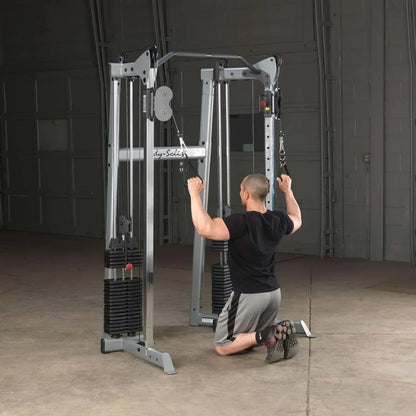 Mann trainiert an Kraftstation mit Kabelzug im Homegym, Fitness-Kraftgeräte für effektives Training