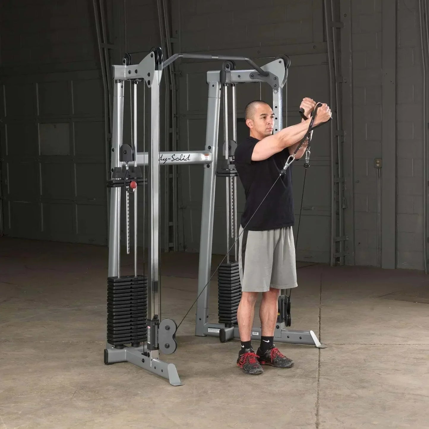 Mann trainiert an einer Kraftstation mit Seilzug im Homegym – ideales Fitness-Kraftgerät für Kraftsport