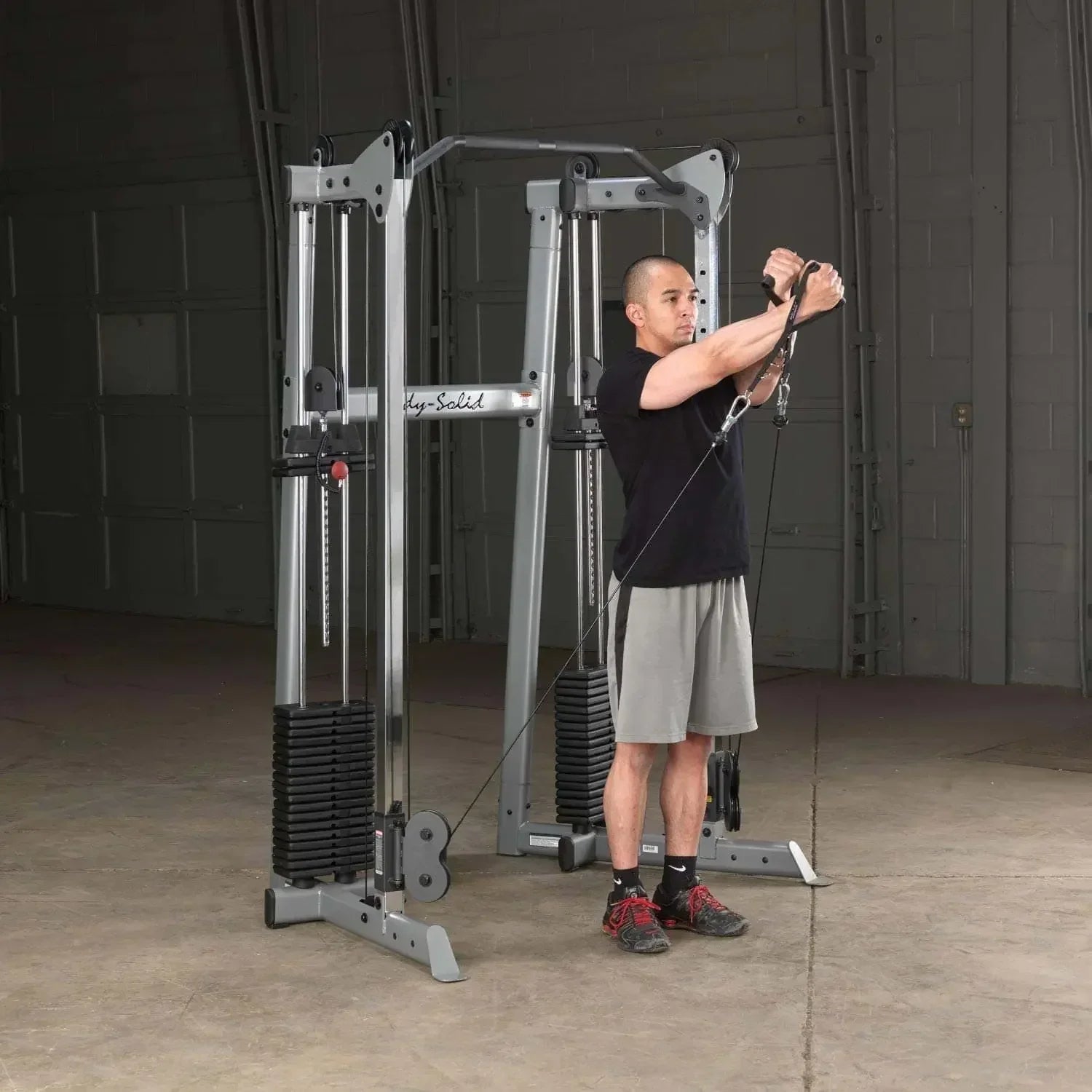 Mann trainiert an einer Kraftstation mit Seilzug im Homegym – ideales Fitness-Kraftgerät für Kraftsport