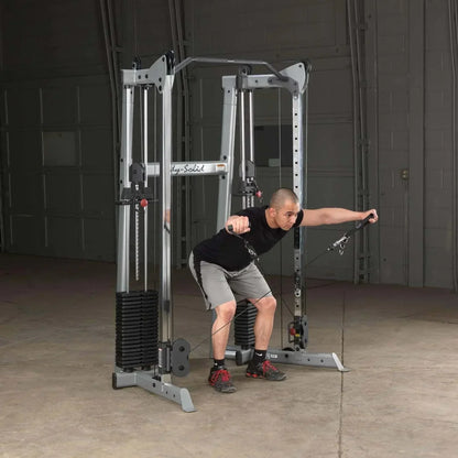 Mann trainiert an einer Kraftstation mit Seilzug im Homegym – Fitness-Kraftgeräte für effektives Training
