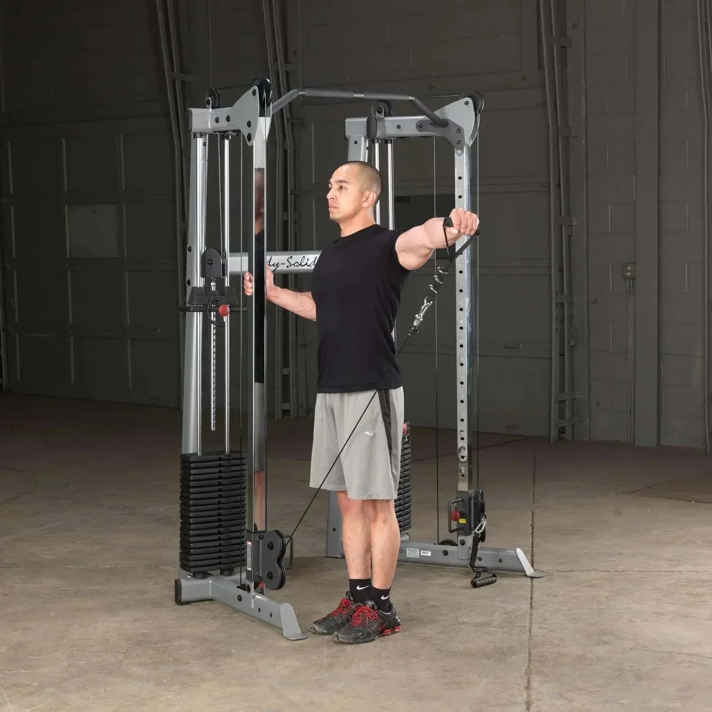 Mann trainiert mit Kraftstation im Homegym – Fitnessgerät für Kraftsport & Bodybuilding