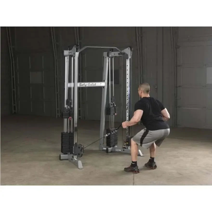 Mann trainiert an einer Body-Solid Kraftstation im Homegym mit Kabelzug und Gewichten