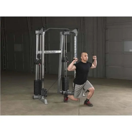 Mann trainiert mit Kraftstation im Homegym, Fitness-Kraftgeräte für effektives Training