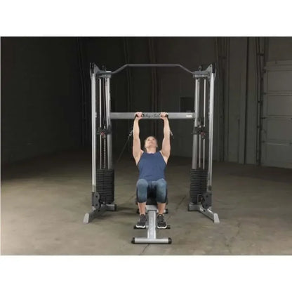 Mann trainiert an Kraftstation mit Kabelzug im Homegym – ideales Fitness-Kraftgerät für Studio & Zuhause
