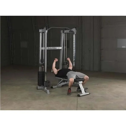 Mann trainiert Brust mit Kraftstation im Homegym – Fitness-Kraftgeräte für effektives Training
