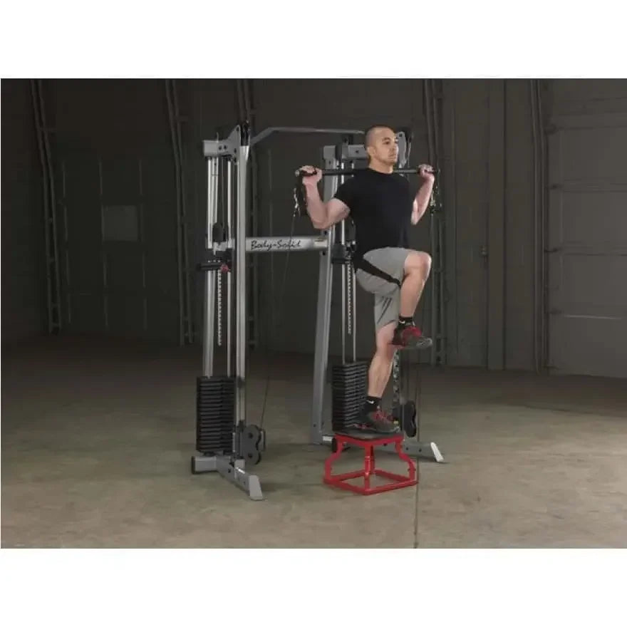 Mann trainiert an Kraftstation mit Kabelzug, ideal für Homegym und Studio-Fitness
