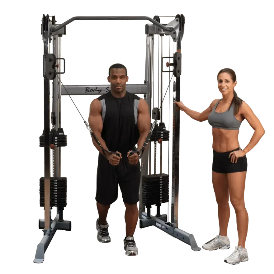 Mann und Frau trainieren an einer Kraftstation mit Seilzügen für Homegym und Studio