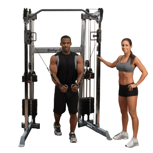 Mann und Frau trainieren an einer Kraftstation mit Seilzügen für Homegym und Studio