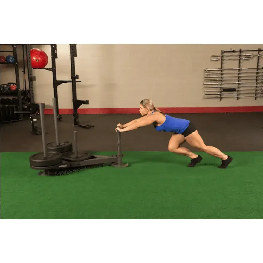 Frau trainiert mit Gewichtswagen im Fitnessstudio – Krafttraining & Fitnessgeräte