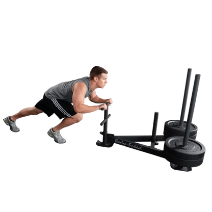 Mann trainiert mit Body-Solid Kraftstation für Homegym & Studio – Fitness-Kraftgeräte Shop