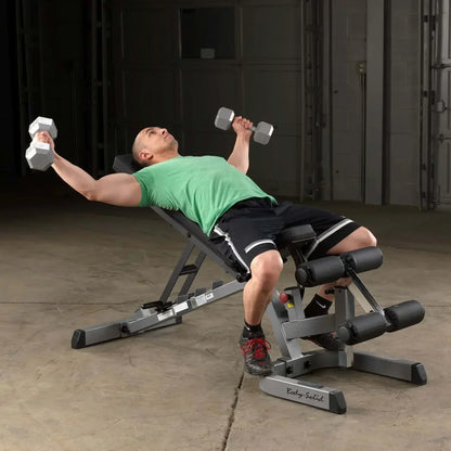 Mann trainiert mit Hanteln auf einer Hantelbank im Homegym – Fitness-Kraftgeräte für effektives Training
