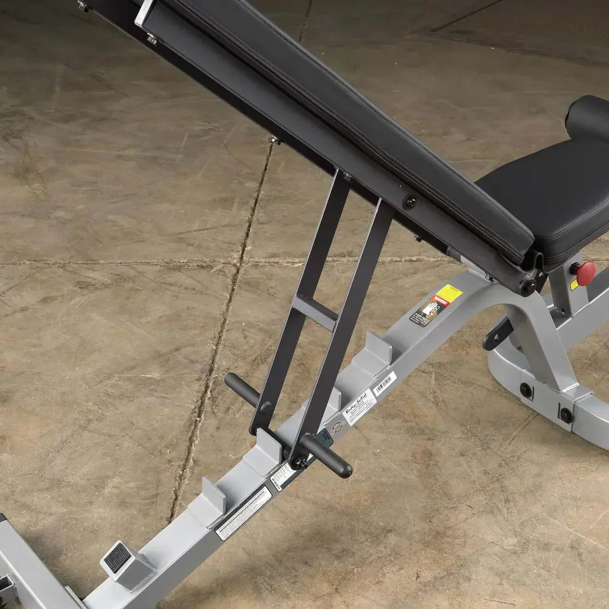 Verstellbare Hantelbank mit schwarzem Polster und robustem Stahlgestell für Homegym & Studio