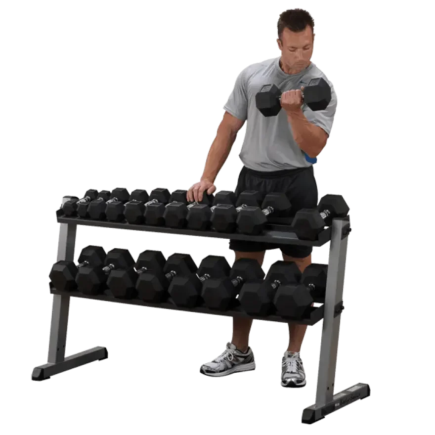 Mann trainiert mit Hanteln vor Hantelbank im Homegym – Kraftsport & Fitness Equipment