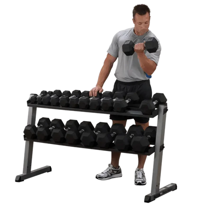 Mann trainiert mit Hanteln vor Hantelbank im Homegym – Kraftsport & Fitness Equipment