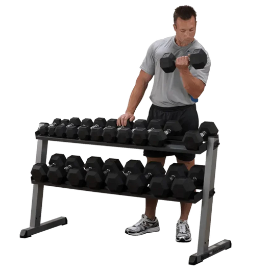 Mann trainiert mit Hanteln vor Hantelbank im Homegym – Kraftsport & Fitness Equipment