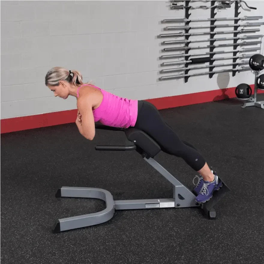 Frau trainiert auf Hantelbank im Fitnessstudio – ideale Bank für Homegym & Studio mit verstellbarer Rückenlehne