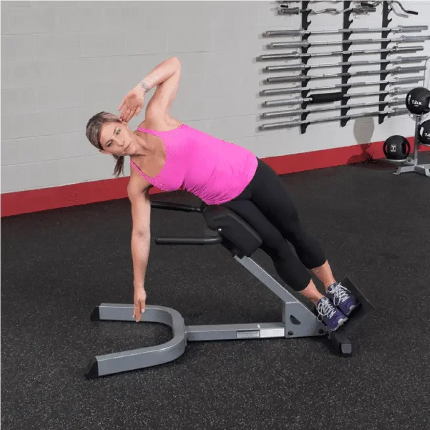 Frau trainiert auf Hantelbank im Fitnessstudio – ideales Equipment für Homegym & Studio