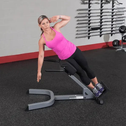 Frau trainiert mit Hantelbank im Fitnessstudio – ideale Kraftstation für Homegym & Studio
