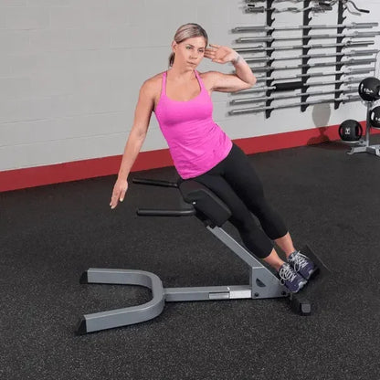 Frau trainiert an Hantelbank im Fitnessstudio – ideale Kraftstation für Homegym & Studio