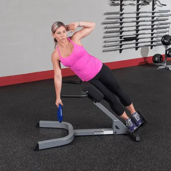 Frau trainiert mit Hantelbank und Gewicht – ideales Fitness-Kraftgerät für Homegym & Studio