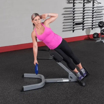 Frau trainiert mit Hantelbank und Gewicht – ideales Fitness-Kraftgerät für Homegym & Studio