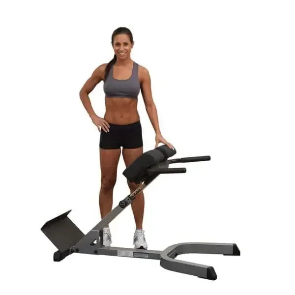 Frau mit Fitness-Hantelbank für Homegym-Training, ideal für Kraftsport & Bodybuilding