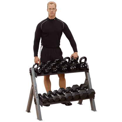 Mann mit Hantelbank und Kettlebells für Homegym & Studio Training