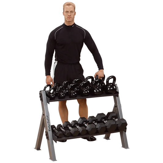 Mann mit Hantelbank und Kettlebells für Homegym & Studio Training