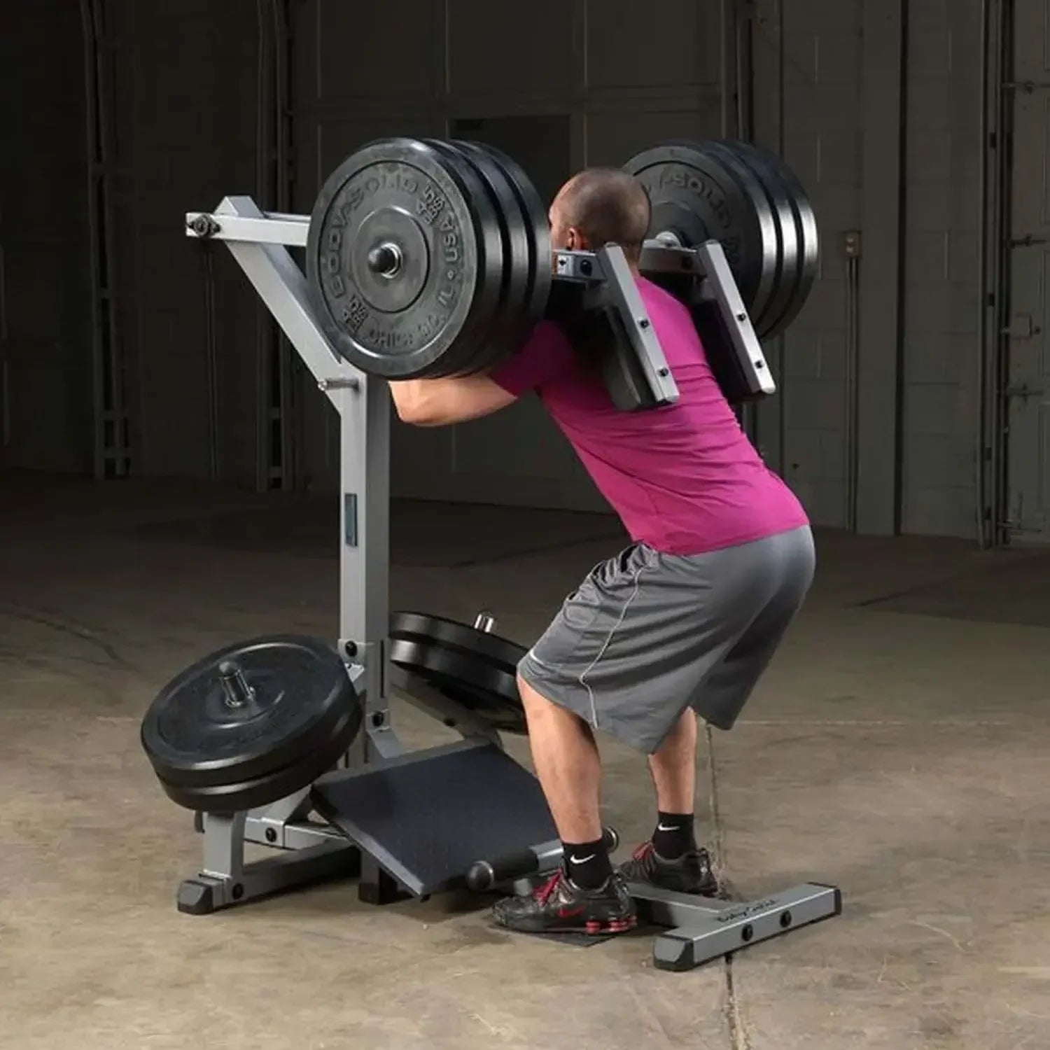 Mann trainiert mit Hantelbank und Gewichten im Homegym – Kraftsport & Fitness Equipment