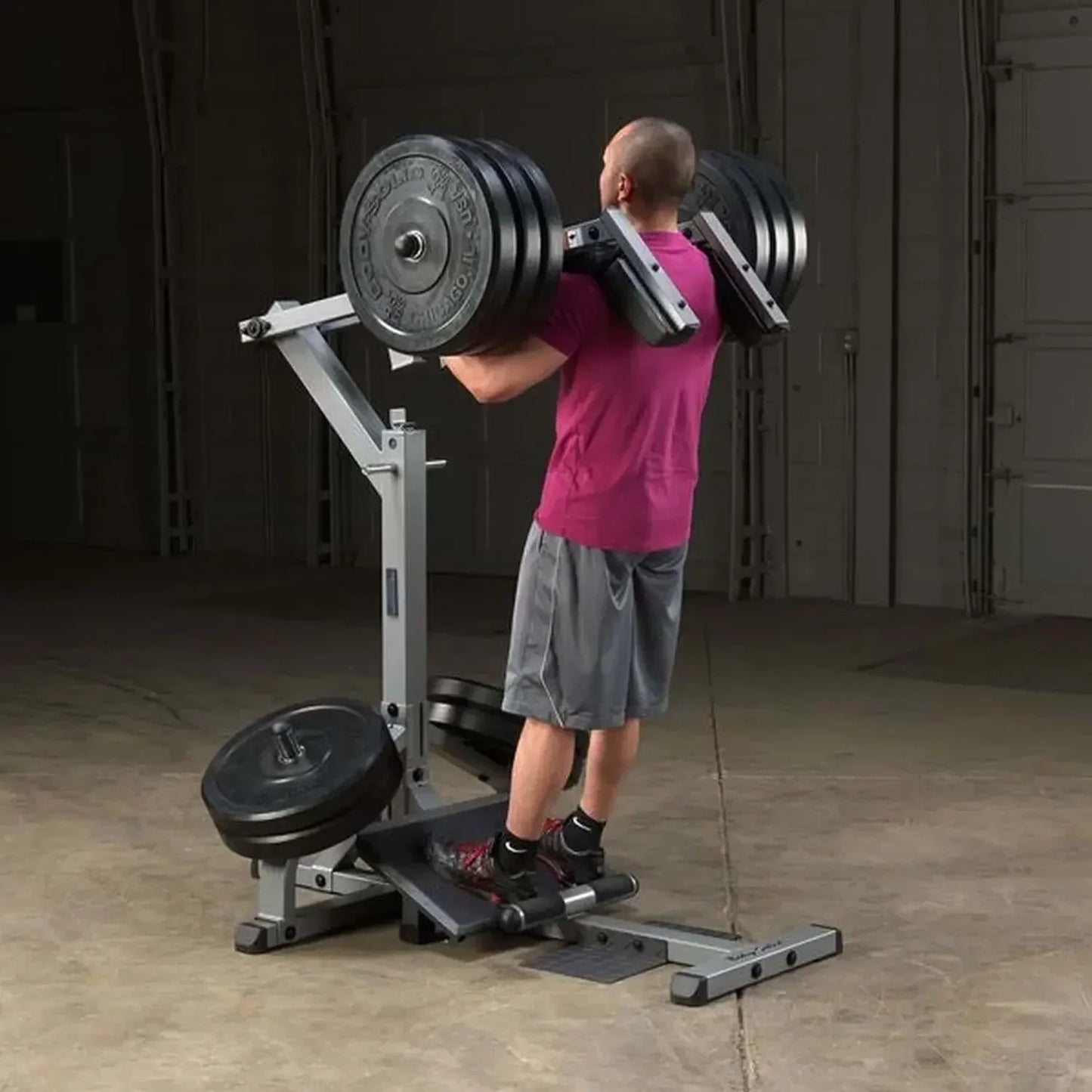 Mann trainiert mit Hantelbank und Langhantel im Fitnessstudio, ideal für Homegym & Kraftsport