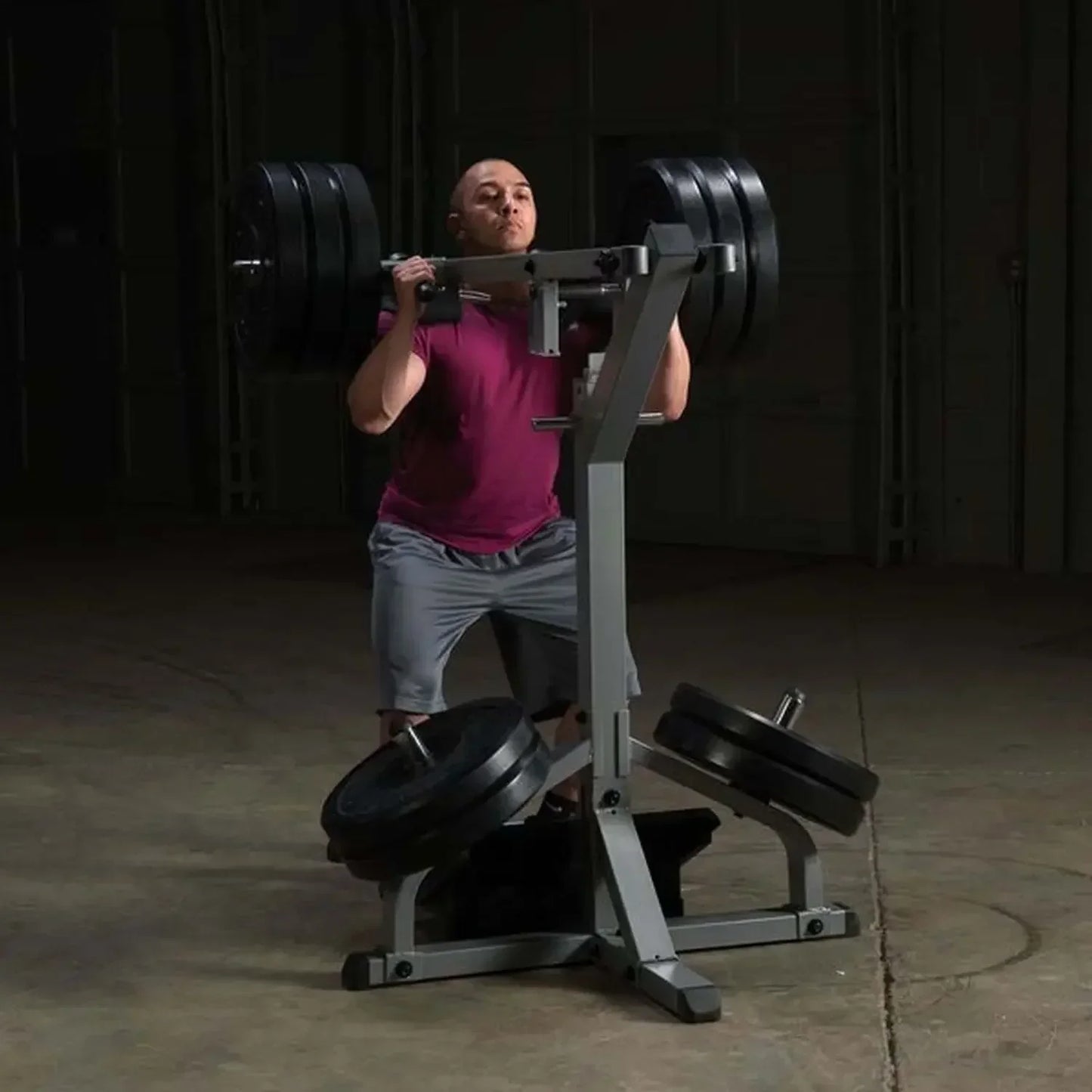 Mann trainiert mit Hantelbank und Langhantel im Fitnessstudio – Kraftsport Equipment für Homegym & Studio