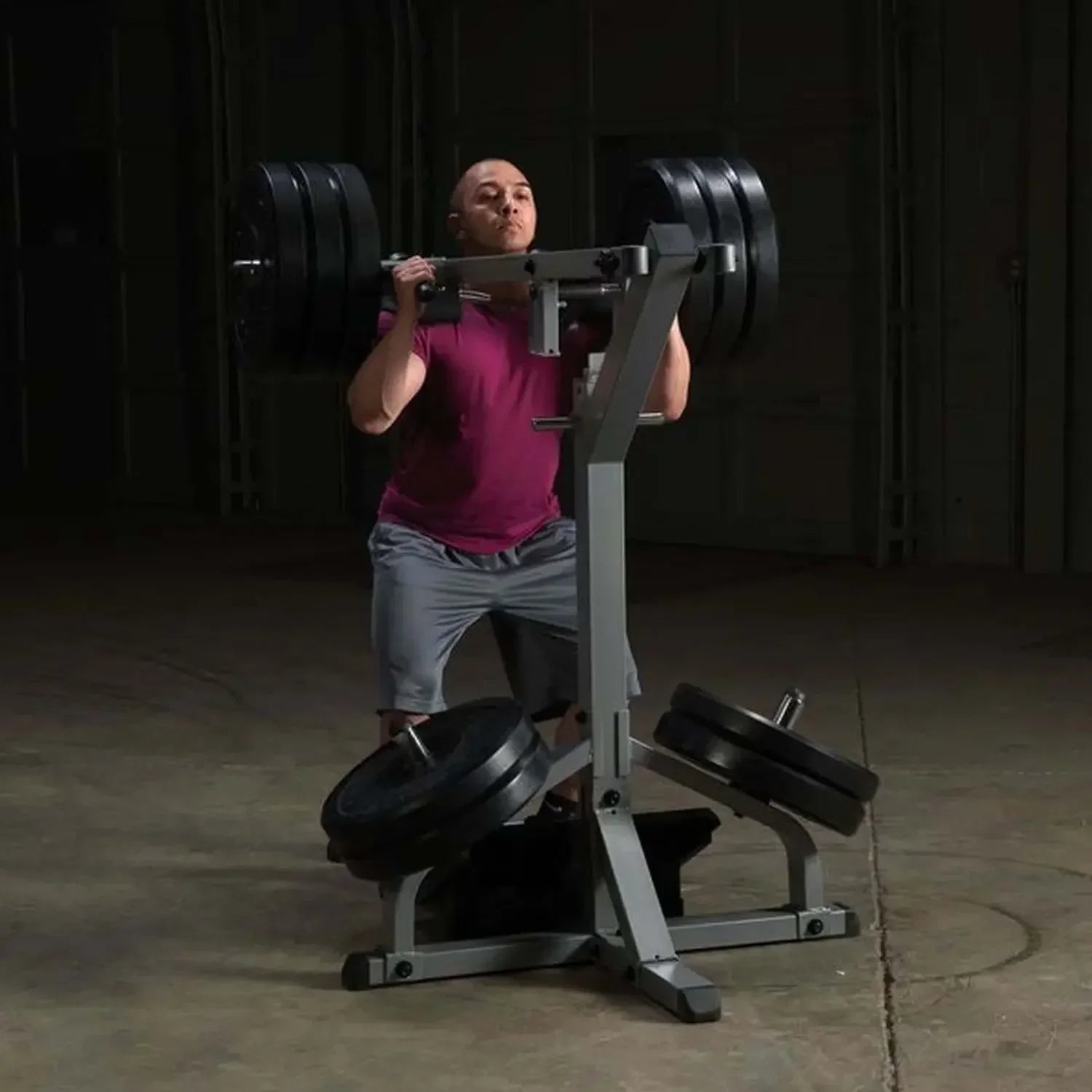 Mann trainiert mit Hantelbank und Langhantel im Fitnessstudio – Kraftsport Equipment für Homegym & Studio
