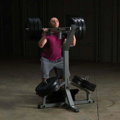 Mann trainiert mit Hantelbank und Langhantel im Fitnessstudio – Kraftsport Equipment für Homegym & Studio