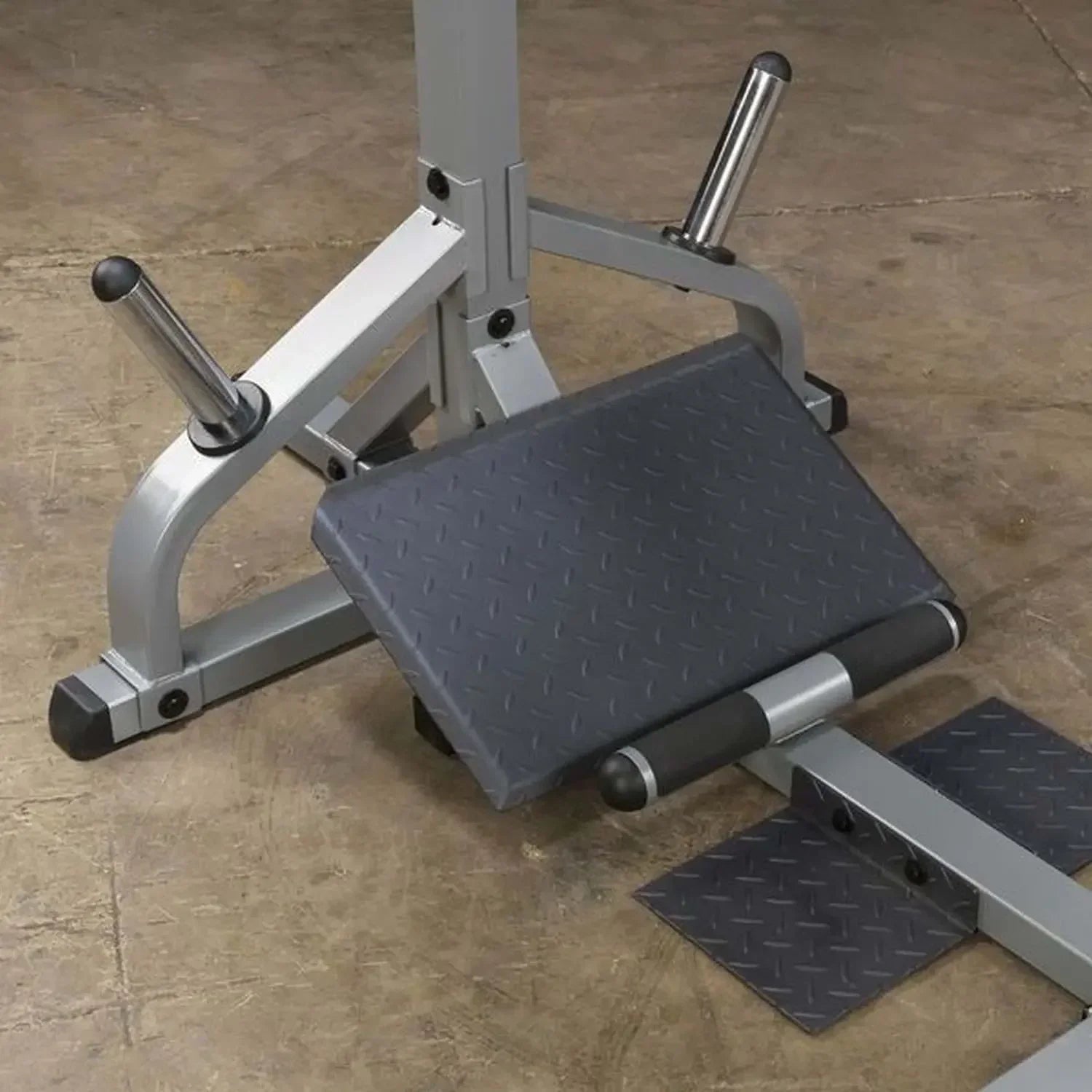 Kraftstation mit gepolstertem Sitz und Griffen für Homegym-Training