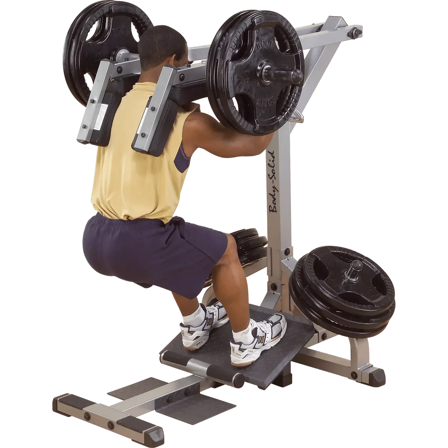 Mann trainiert mit Body-Solid Kraftstation für Squats und Beinübungen im Homegym