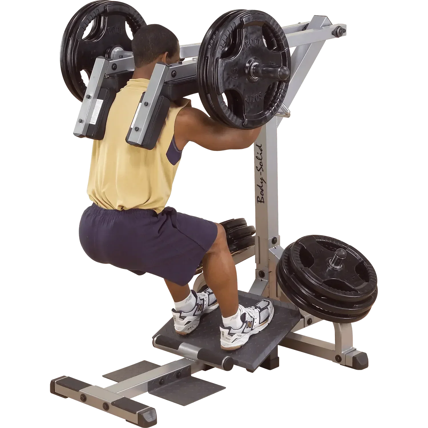 Mann trainiert mit Body-Solid Kraftstation für Squats und Beinübungen im Homegym