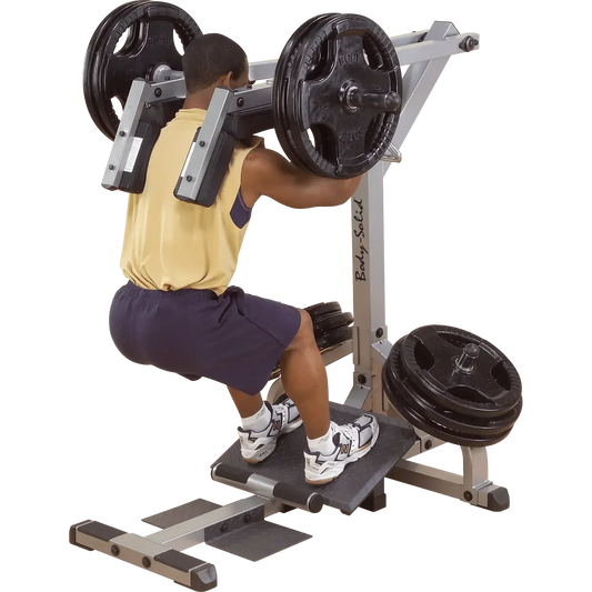 Mann trainiert mit Body-Solid Kraftstation für Squats und Beinübungen im Homegym