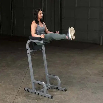 Frau trainiert Bauchmuskeln auf Fitness-Hantelbank im Homegym mit Kraftstation