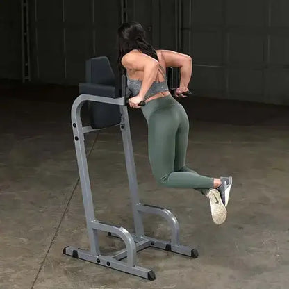 Frau trainiert Rücken mit Kabelzug an Kraftstation im Homegym